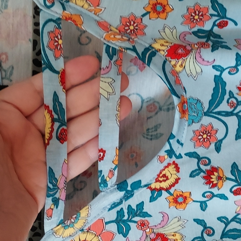 Kim and Cami Floral short sleeve top, NWOT! - Picture 2 of 7